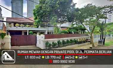 Rumah Mewah dengan Private Pool di jl. Permata Berlian, Permata Hijau