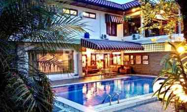 Rumah Mewah, Megah, Nan Eksklusif dengan Private Pool di Gege Kalong