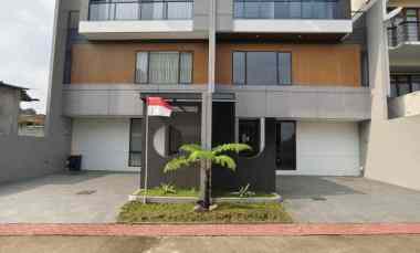 Rumah 3 Lantai Bergaya Mewah Ada Rooftop, Pool, Private Space