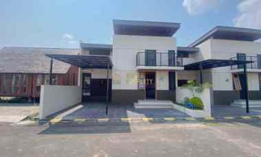 Rumah Modern Kontenporer Mezzanine dalam Perumahan di Godean