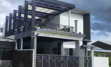 Rumah Mewah 2 Lantai Full Furnished di Magelang Carport Luas Akses