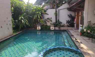 Rumah Baru dengan Kolam Renang Pribadi Lokasi di Duren Sawit Jakarta