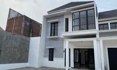 Rumah dengan Konsep American Classic yang Berlokasi di Surabaya Barat