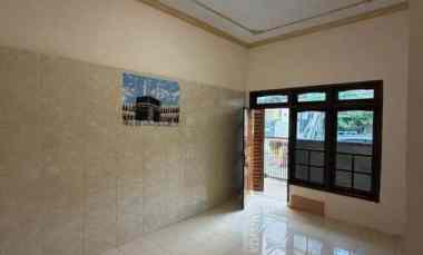dijual rumah kedinding tengah sekolahan