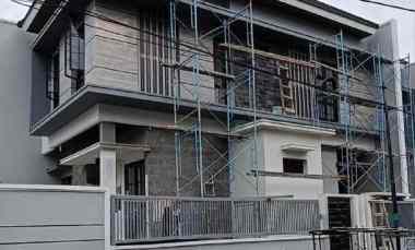 Rumah Modern Kontemporer di Jln Utama Klampis Anom ROW 5-6 Mobil Lueba