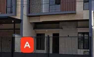 Klampis Wisma Mukti 1M an Row 4 Mobil dekat Manyar, Hokky Raya MERR