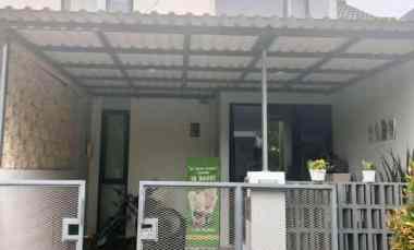 dijual rumah komplek bumi adipura