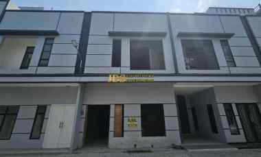 dijual rumah komplek cemara royal