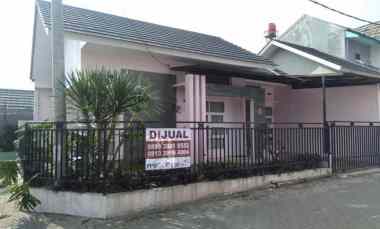 Rumah Hook Ada Taman di Komplek The Green Sariwangi dekat UPI