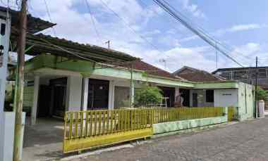 gambar dijual rumah lama dekat kantor perhutani jember