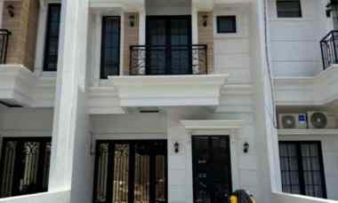 Rumah Klasik 2 Lantai Ada Rooftop Siap Huni di Jagakarsa