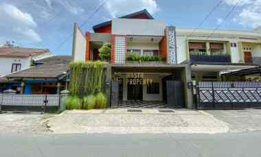 Rumah 3 Lantai Modern Bangunan Cantik di Maguwoharjo Sleman