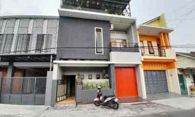 Rumah 3 Lantai View Persawahan di Maguwoharjo, Lokasi Strategis