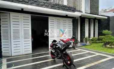 Rumah Modern Plus Kolam Renang di Mainroad Cluster Araya Golf Malang