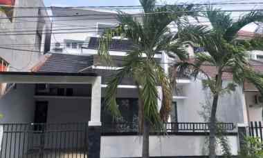 dijual rumah manyar