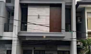 Rumah Baru Row 4 Mobil di Jalan Utama Manyar dekat Untag, Nginden