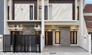 dijual rumah manyar