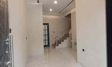 Rumah Gress di Manyar Minimalis Kontemporer Row Jalan 4 Mobil