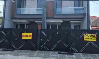 dijual rumah manyar tirto