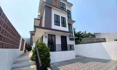 Rumah Baru Pinggir Jalan Cocok untuk Investasi di Meruya Jakbar