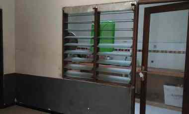 Rumah Depan Jalan Raya Lokasi Luas di Monginsidi Sidoarjo