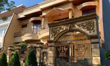 Rumah Mewah Semi Furnished Pakuwon City Surabaya Kondisi Terawat