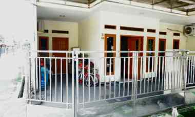 Rumah 2Lt, Hook, Hdp Barat, Furnished, dalam Perumahan di Abadijaya