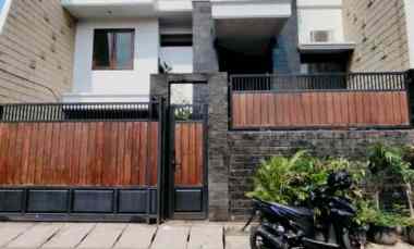 Rumah 3 Lantai Split Level Second Kokoh di Pisangan Lama Jaktim