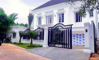 Rumah Mewah Baru American Classic Ada Rooftop, Pool di Pondok Indah