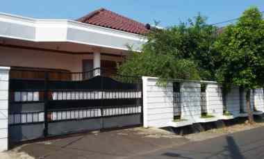 Dijual Rumah Strategis dengan Kolam Renang di Pondok Pinang