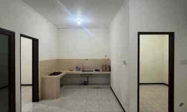 Rumah Besar dan Terawat Pondok Jati 3 Row Jalan 2 mobil