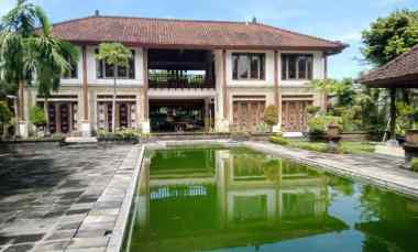 Dijual Rumah Second Besar Mewah di jl. Raya Puputan Denpasar