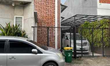 Rumah Lebar 9 Lantai Vinyl di Puri Gunung Anyar dekat UPN, Juanda, MER