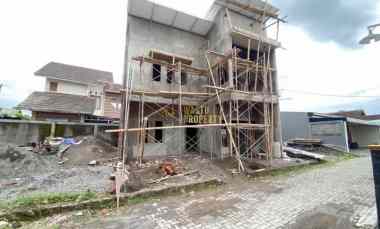 Rumah 2 Lantai Semi Furnish Modern di dekat Ringroad Maguwo