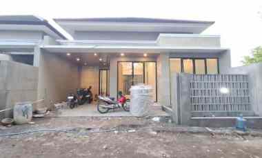 Rumah Design Kekinian dekat Jalan Aspal di Purwomartani, Kalasan