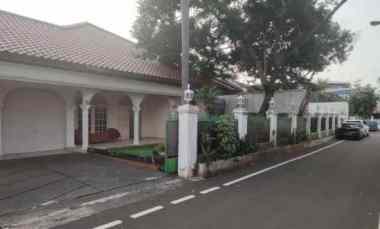 Dijual dan Disewakan Rumah dengan Swimming Pool di Ragunan