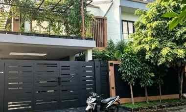 Rumah Mewah Modern Futuristik dengan Kolam Renang Pribadi di Rawalumbu