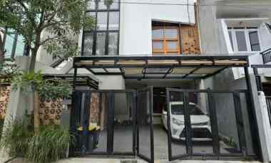 Rumah Secondary dalam Komplek dengan Privat Poll di Rawamangun Jakarta