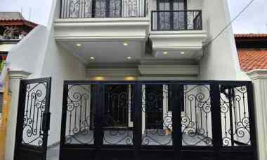 Rumah Baru Design Klasik Lokasi Strategis dalam Komplek di Rawamangun