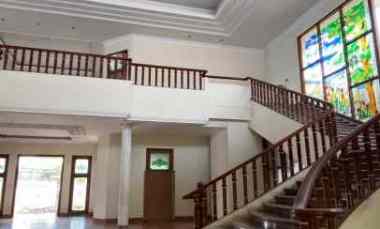 Rumah Klasik Old Money Vibes Lokasi Premium di Raya Kertajaya