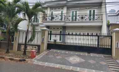 Rumah Pulomas 2 Lantai, LT 419 m2, Hadap Selatan, Jalan 3 Mobil, Lux