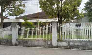 Dijual Rumah Luas dengan 8 Kamar Tidur di Pusat Kota Cimahi