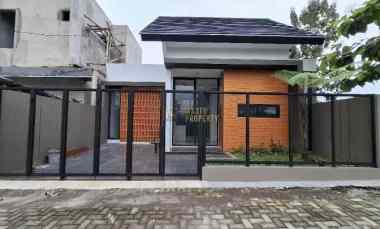 Rumah Modern Tropis, dekat Jalan Kaliurang km 11 di Ngaglik