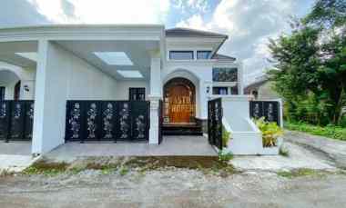 Rumah Cantik Hook Konsep Klasik Modern, hanya 3 menit dari PPPG