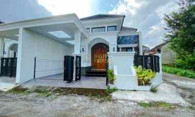 Rumah Cantik Hook Konsep Klasik Modern, hanya 3 menit dari PPPG