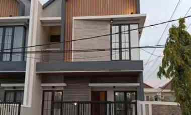 Rumah Sutorejo, Model Scandinavian Mewah, The Best View, Row 3 mobil