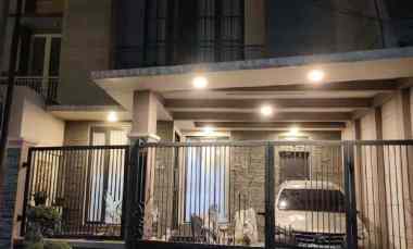 Dijual Rumah Bagus 2 Lantai Full Furnished di Kamar Utama di Sutorejo