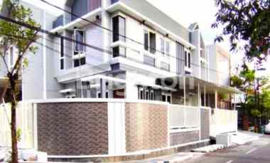 Turun Harga Rumah di Tenggilis Model Scandinavian Sangat dekat Raya Pr