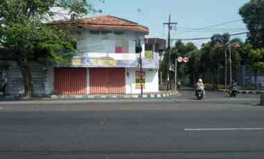 Rumah Pojok di Tepi Jalan Raya Sukarno Hatta Pasuruan Kota