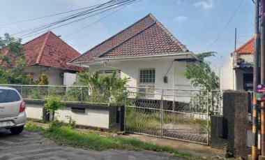 Rumah Klasik Tengah Kota. Jalan Teratai, dekat Stasiun Gubeng